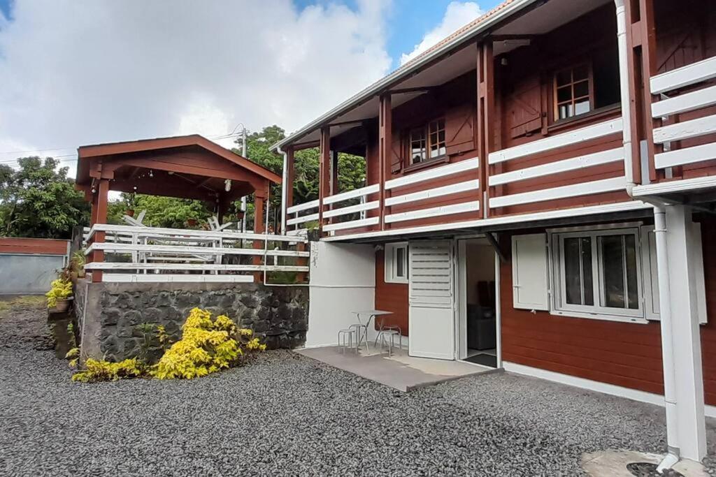Chalet Des Laves Sainte-Rose Exterior foto